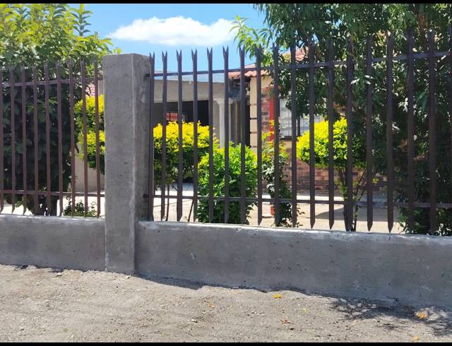 3 BEDROOM HOUSE FOR SALE IN SERALENG